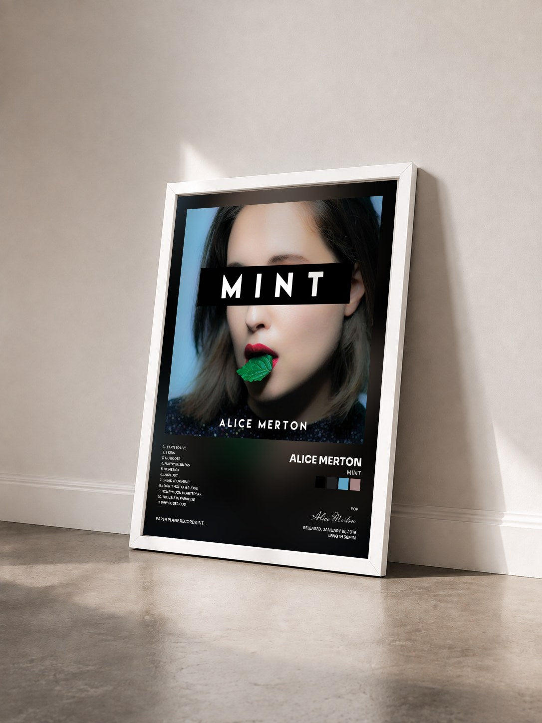 #blanc Tableau de l'album MINT de Alice Merton vu de trois quarts, cadre blanc