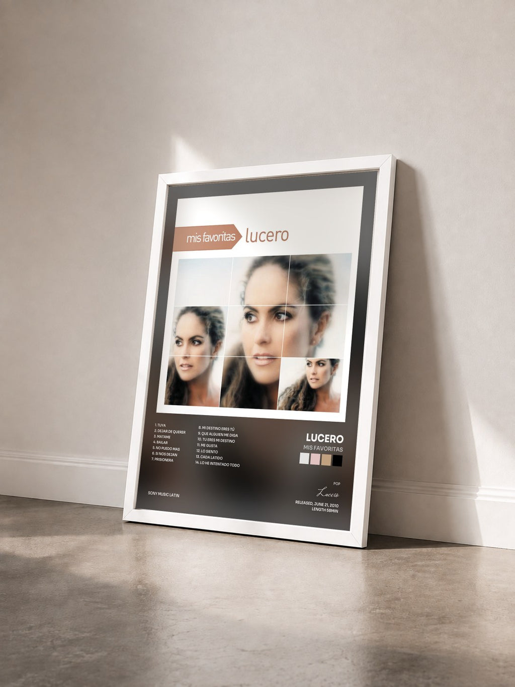 #blanc Tableau de l'album Mis Favoritas de Lucero vu de trois quarts, cadre blanc