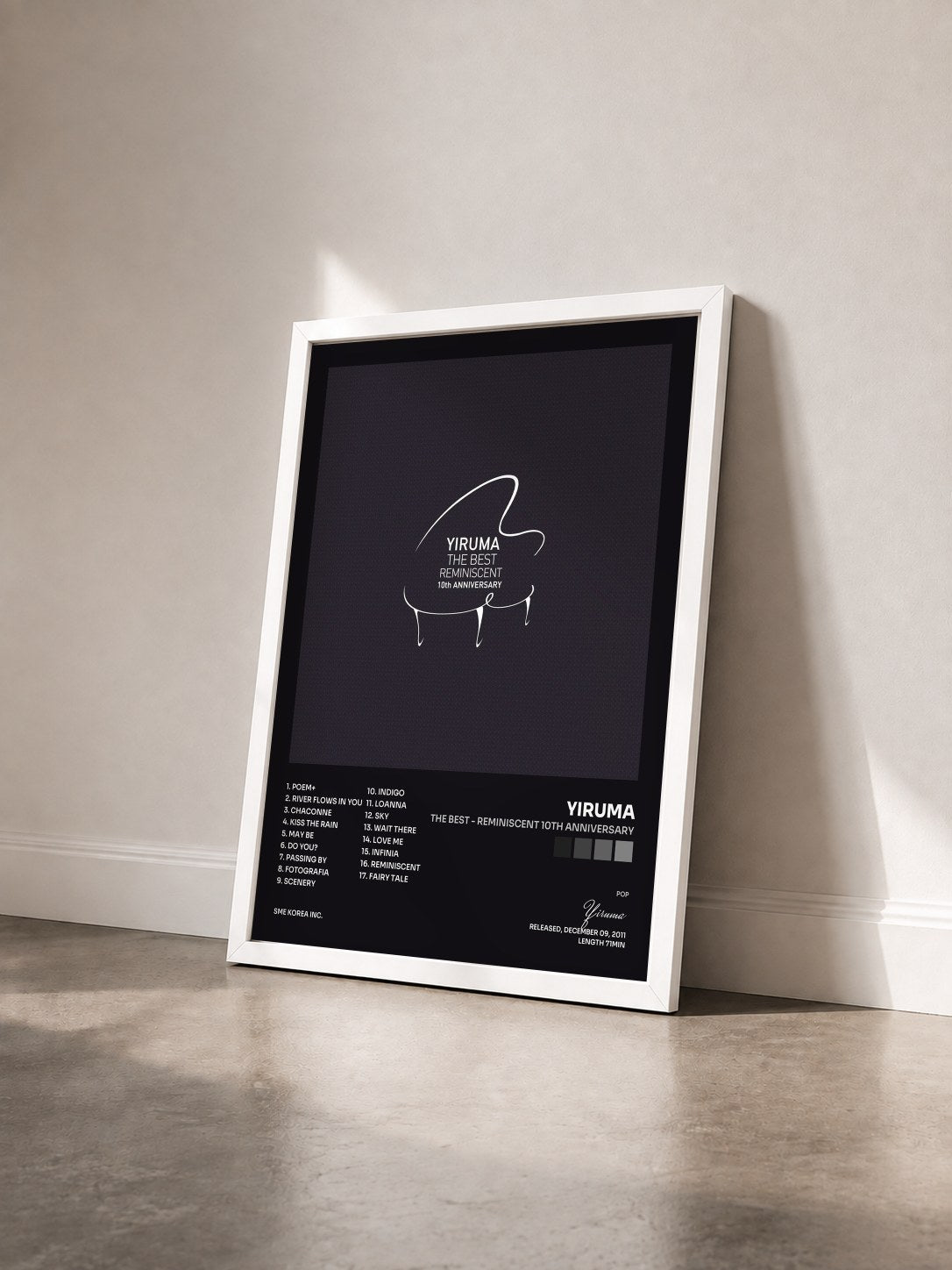 #blanc Tableau de l'album The Best - Reminiscent 10th Anniversary de Yiruma vu de trois quarts, cadre blanc