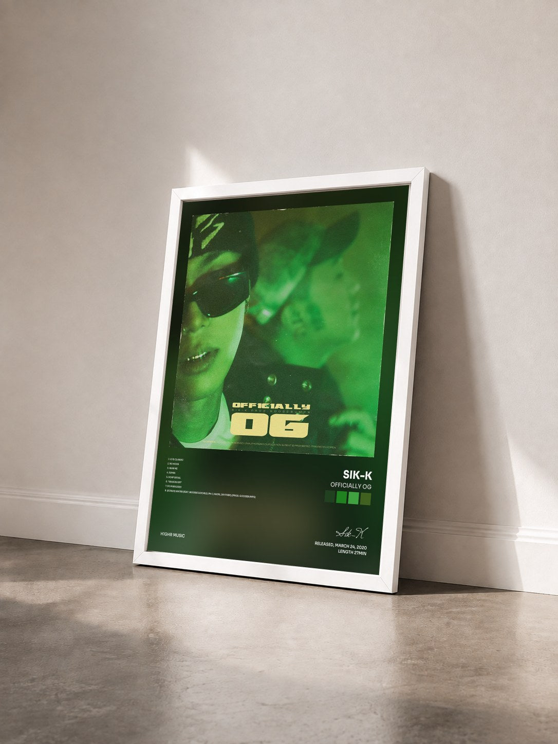 #blanc Tableau de l'album Officially OG de Sik-K vu de trois quarts, cadre blanc