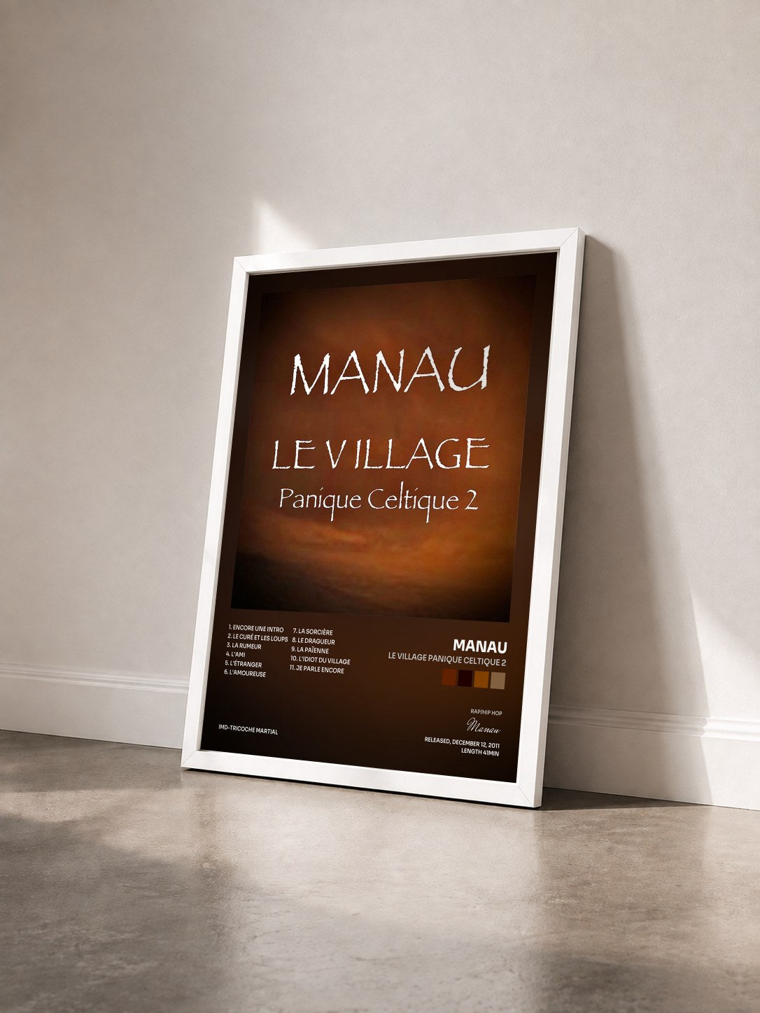 #blanc Tableau de l'album Le village Panique celtique 2 de Manau vu de trois quarts, cadre blanc