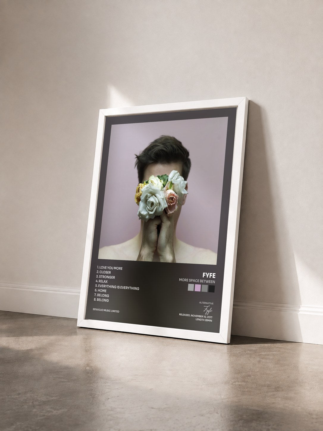 #blanc Tableau de l'album More Space Between de Fyfe vu de trois quarts, cadre blanc