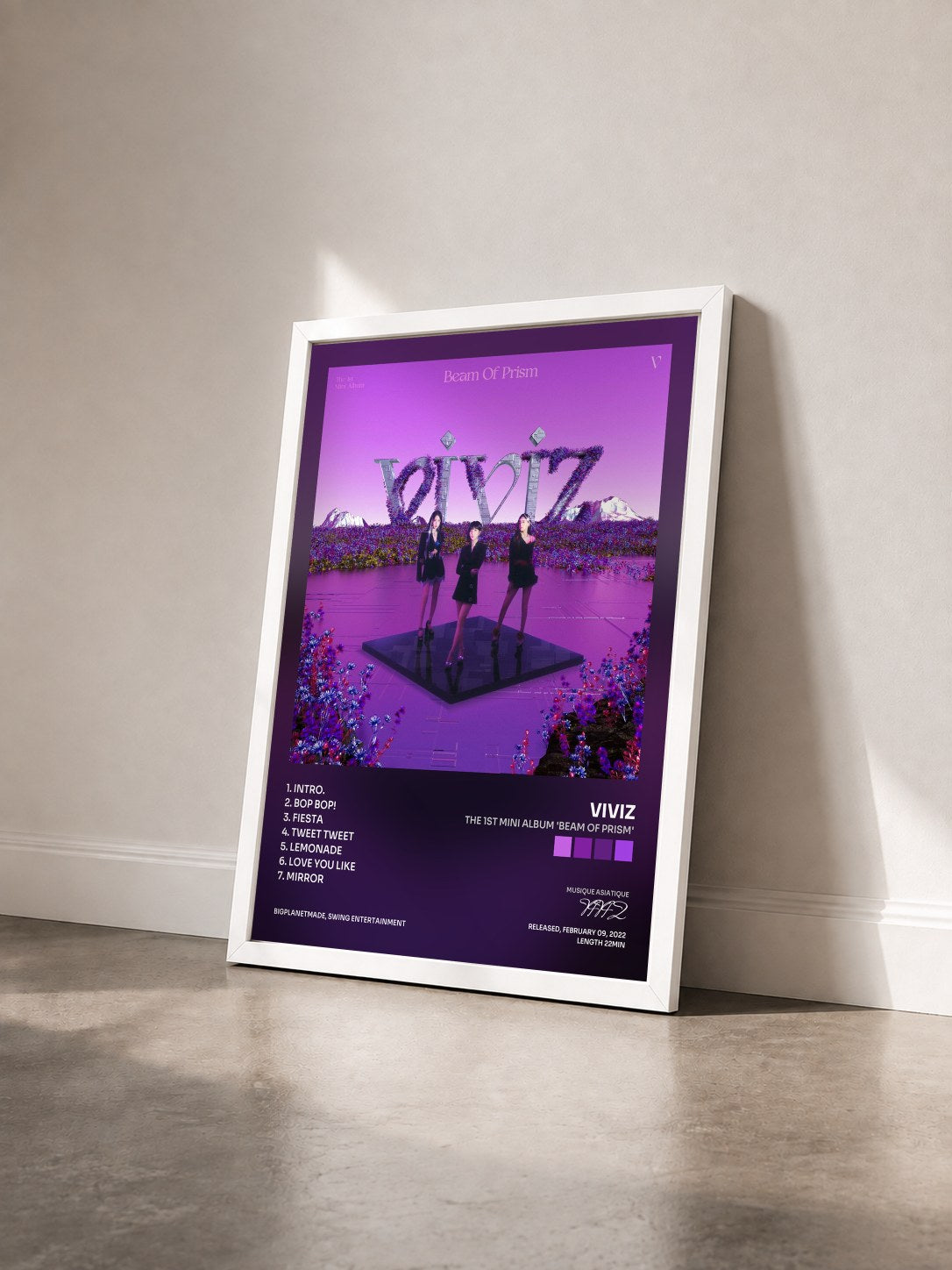 #blanc Tableau de l'album The 1st Mini Album 'Beam Of Prism' de VIVIZ vu de trois quarts, cadre blanc