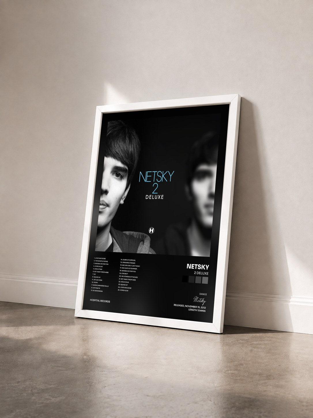#blanc Tableau de l'album 2 Deluxe de Netsky vu de trois quarts, cadre blanc
