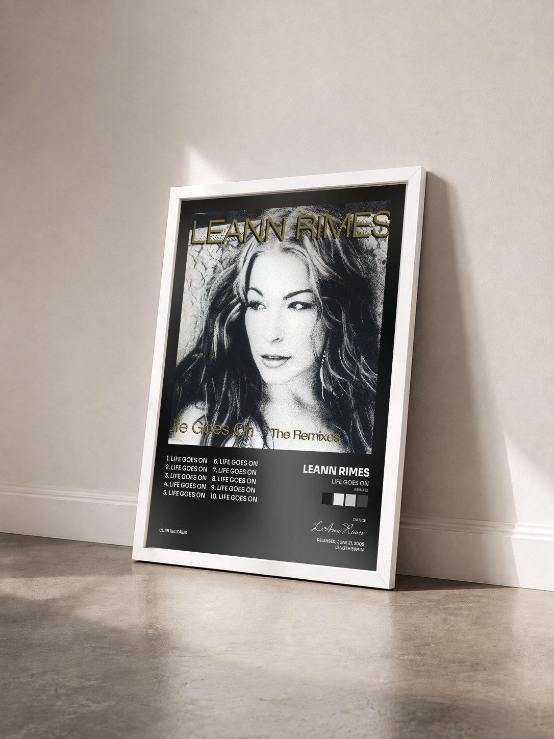#blanc Tableau de l'album Life Goes On (Remixes) de LeAnn Rimes vu de trois quarts, cadre blanc