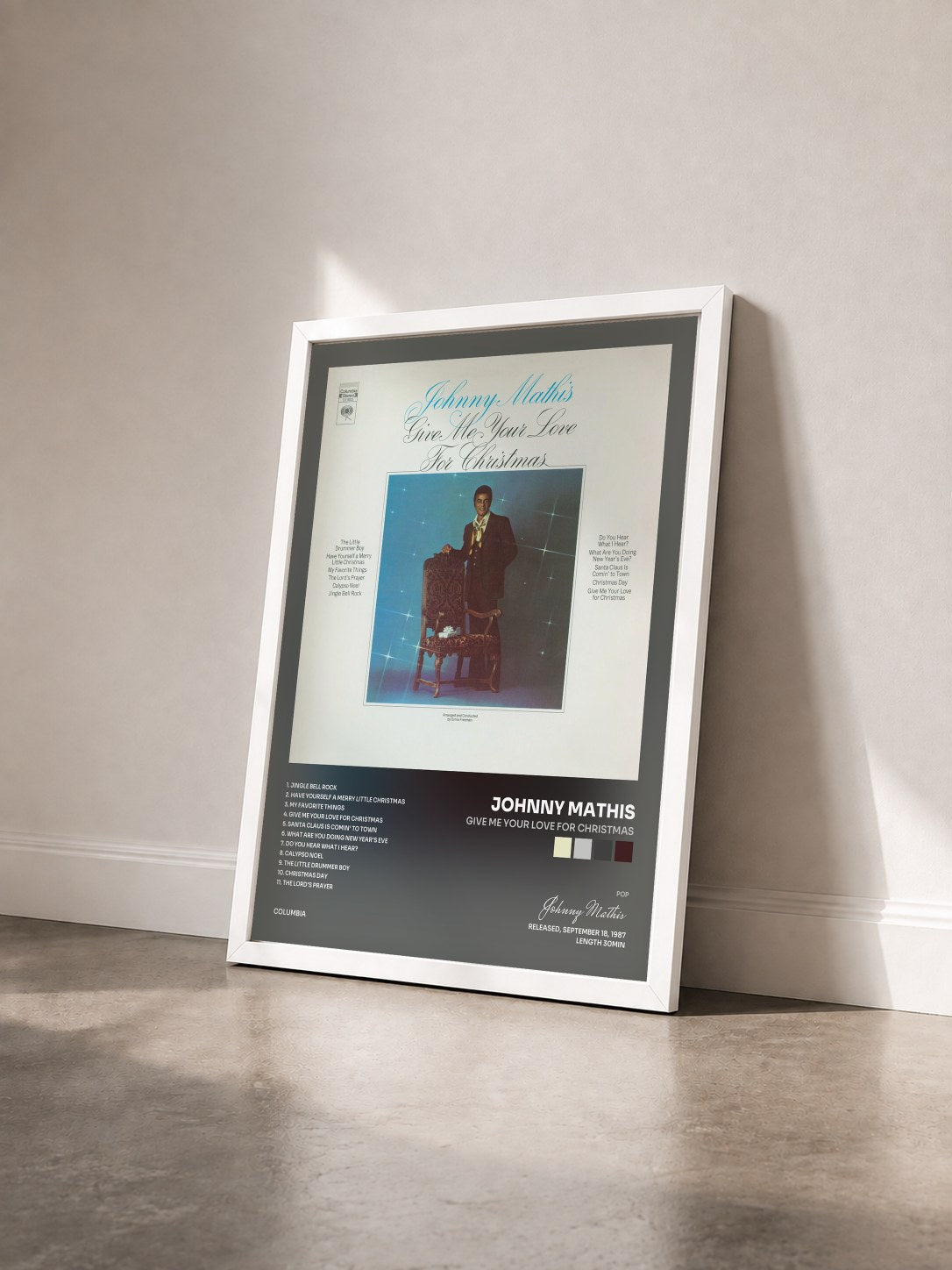 #blanc Tableau de l'album Give Me Your Love For Christmas de Johnny Mathis vu de trois quarts, cadre blanc