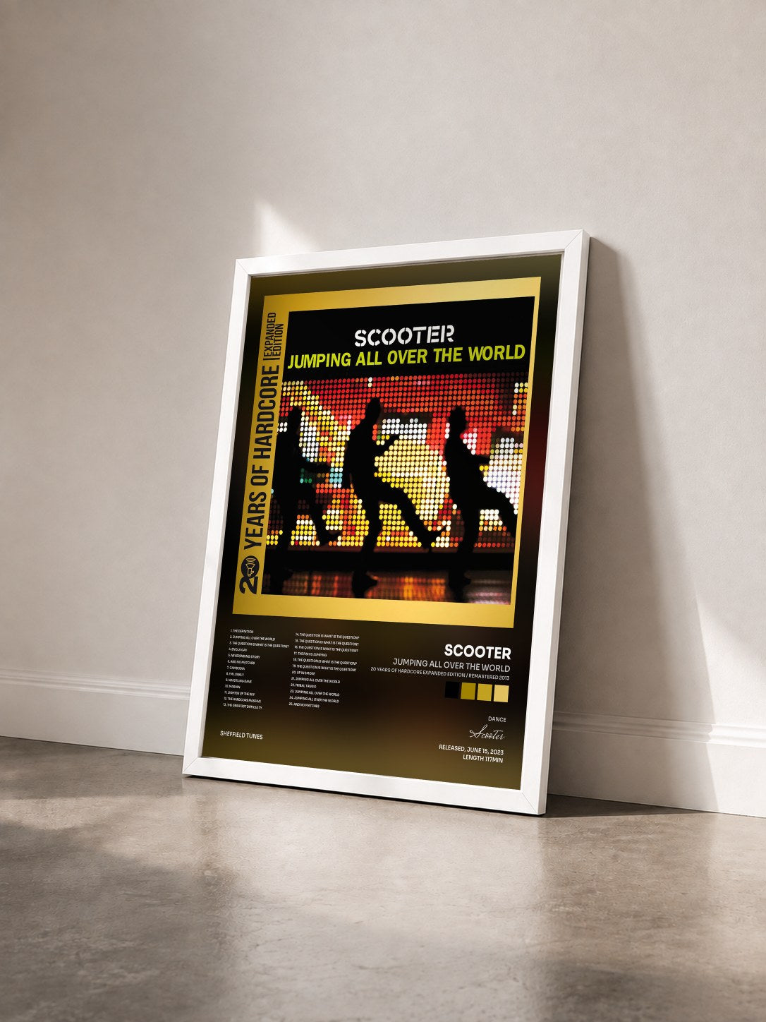 #blanc Tableau de l'album Jumping All Over The World (20 Years Of Hardcore Expanded Edition / Remastered 2013) de Scooter vu de trois quarts, cadre blanc