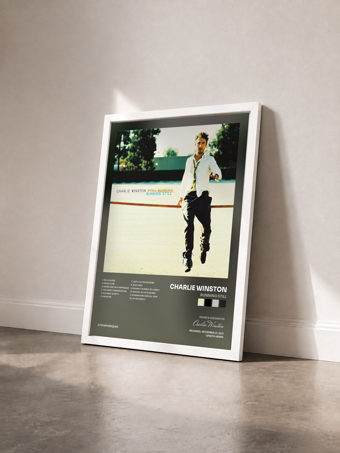 #blanc Tableau de l'album Running Still de Charlie Winston vu de trois quarts, cadre blanc