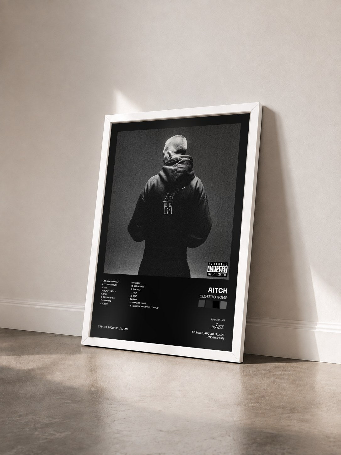 #blanc Tableau de l'album Close To Home de Aitch vu de trois quarts, cadre blanc