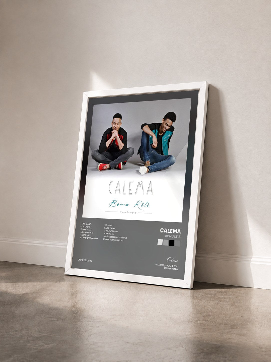 #blanc Tableau de l'album Bomu Kêlê de Calema vu de trois quarts, cadre blanc