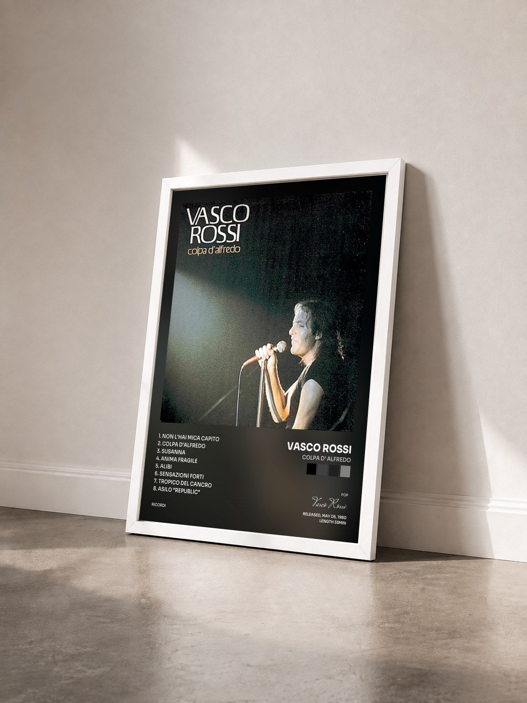 #blanc Tableau de l'album Colpa D' Alfredo de Vasco Rossi vu de trois quarts, cadre blanc