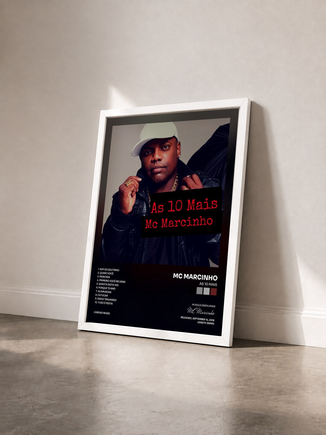 #blanc Tableau de l'album As 10 Mais de MC Marcinho vu de trois quarts, cadre blanc
