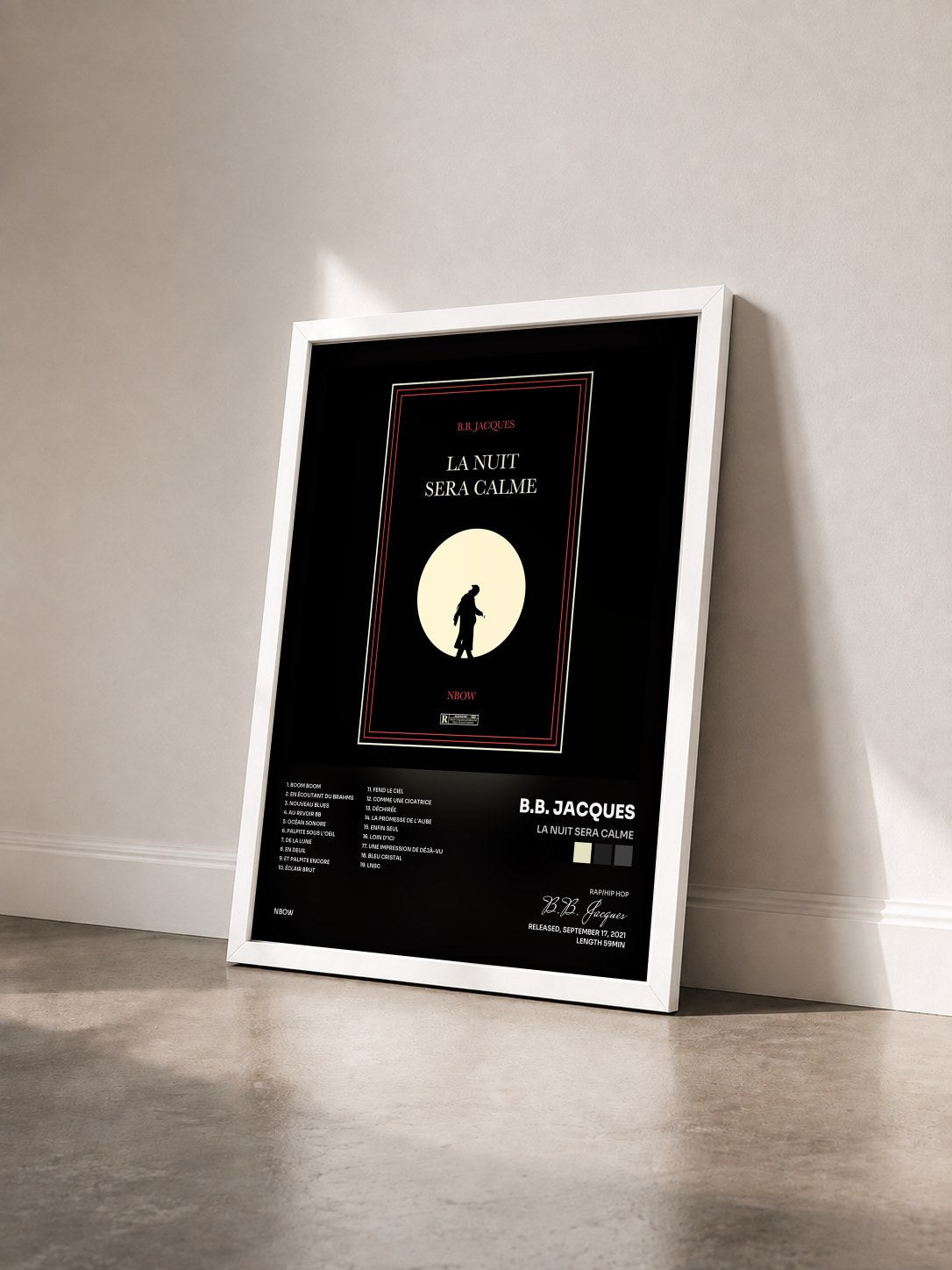 #blanc Tableau de l'album La nuit sera calme de B.B. Jacques vu de trois quarts, cadre blanc