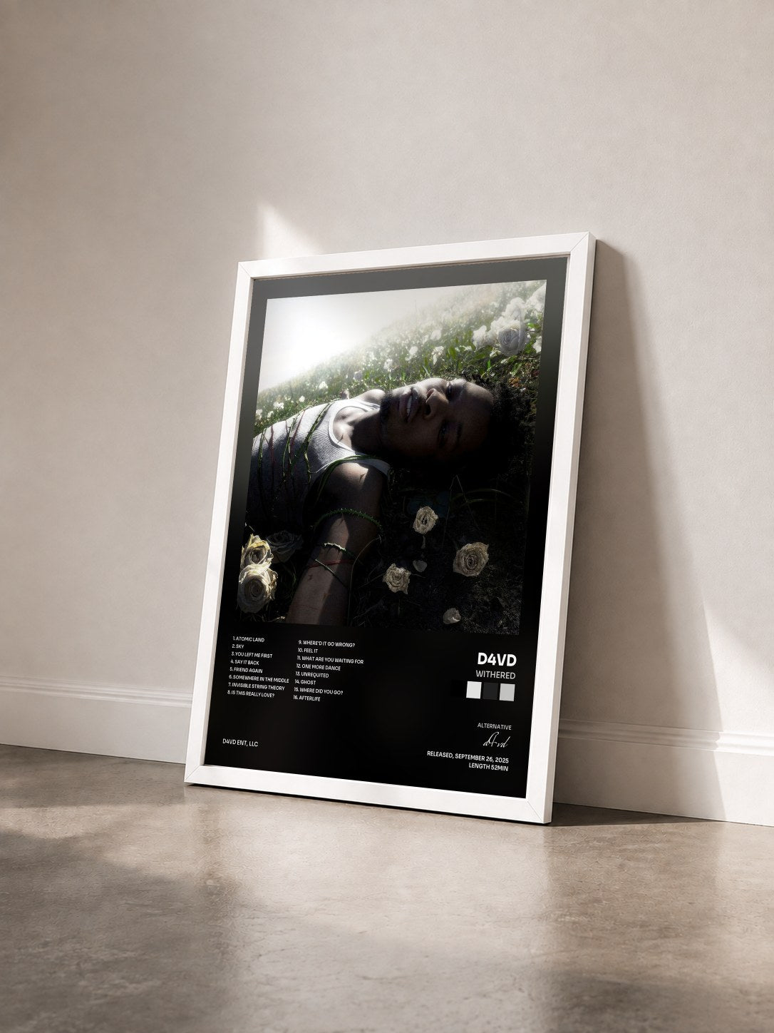 #blanc Tableau de l'album WITHERED de d4vd vu de trois quarts, cadre blanc