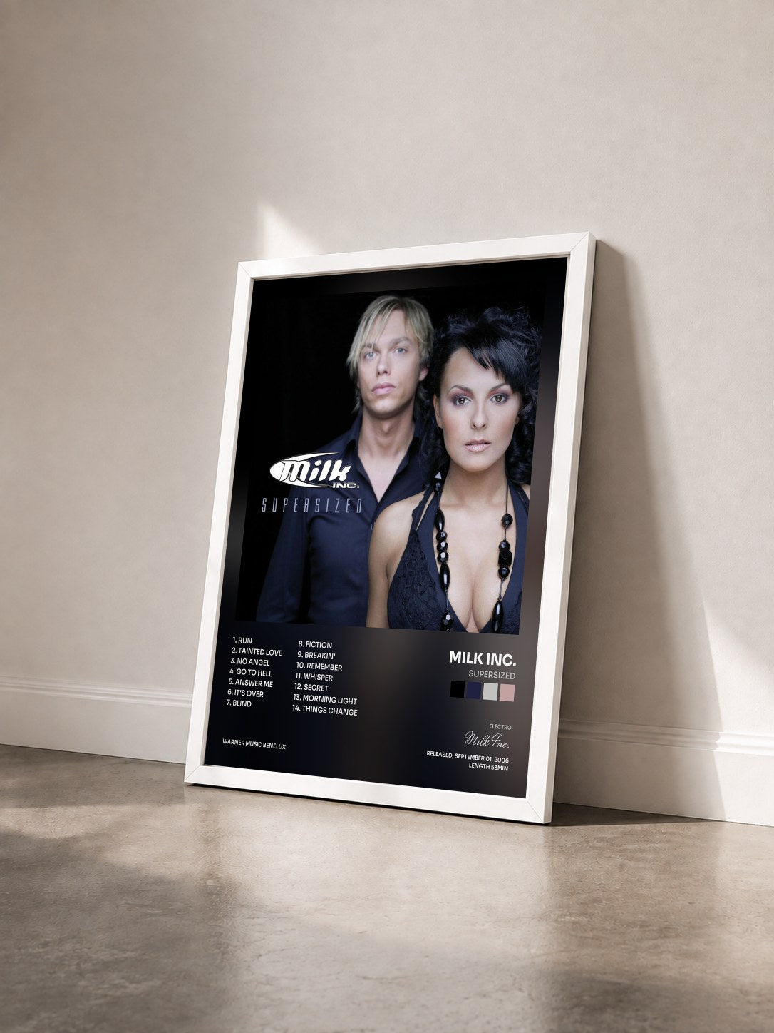 #blanc Tableau de l'album Supersized de Milk Inc. vu de trois quarts, cadre blanc