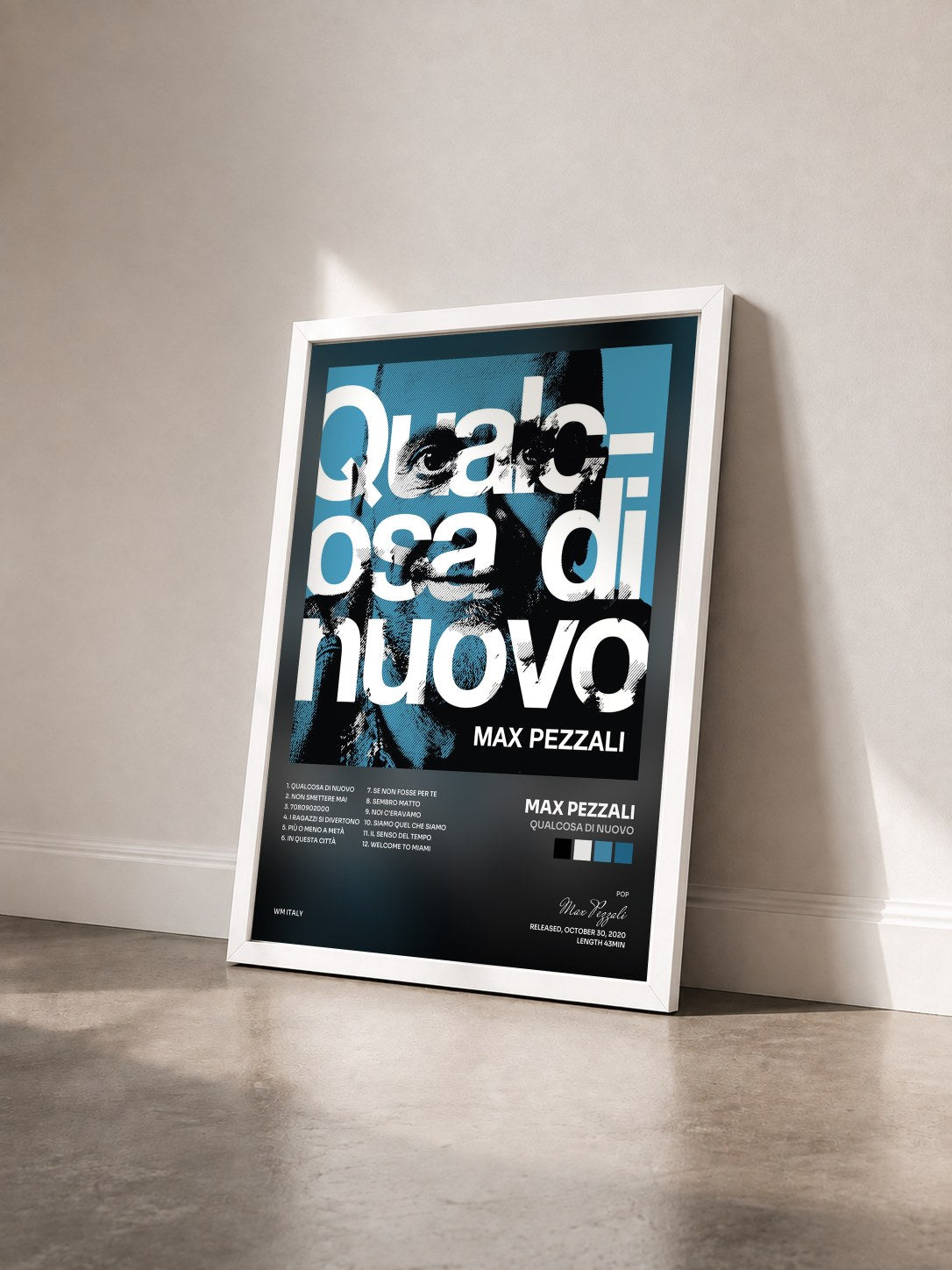 #blanc Tableau de l'album Qualcosa di nuovo de Max Pezzali vu de trois quarts, cadre blanc