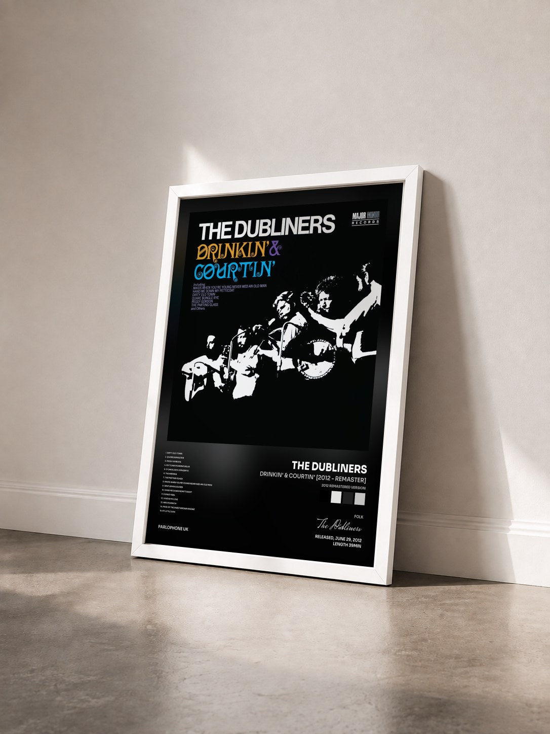 #blanc Tableau de l'album Drinkin' & Courtin' [2012 - Remaster] (2012 Remastered Version) de The Dubliners vu de trois quarts, cadre blanc