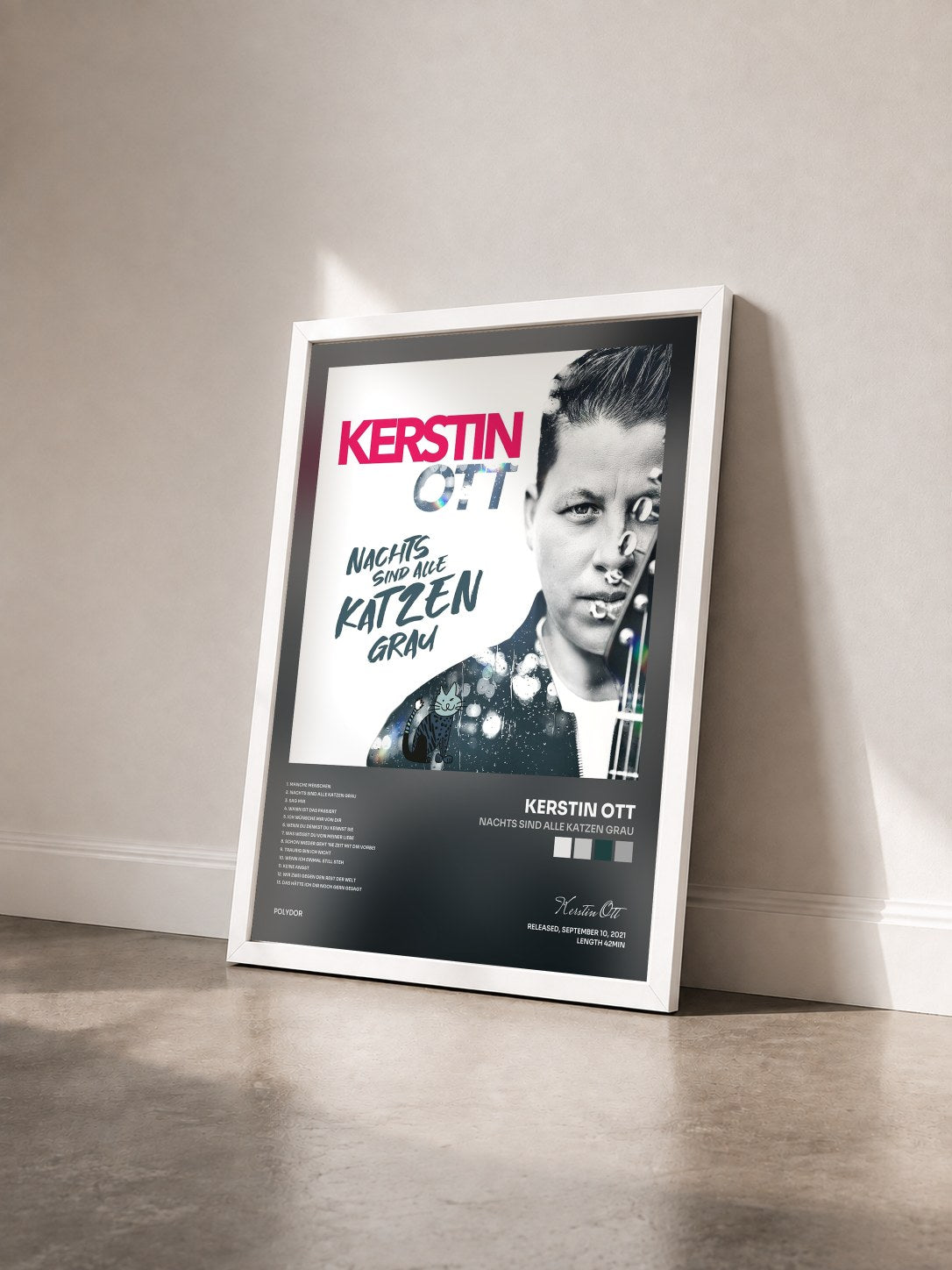 #blanc Tableau de l'album Nachts sind alle Katzen grau de Kerstin Ott vu de trois quarts, cadre blanc