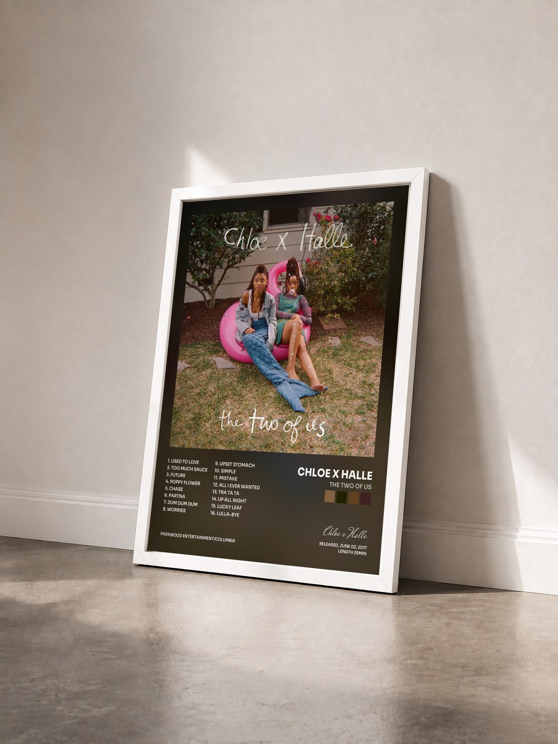 #blanc Tableau de l'album The Two of Us de Chloe x Halle vu de trois quarts, cadre blanc