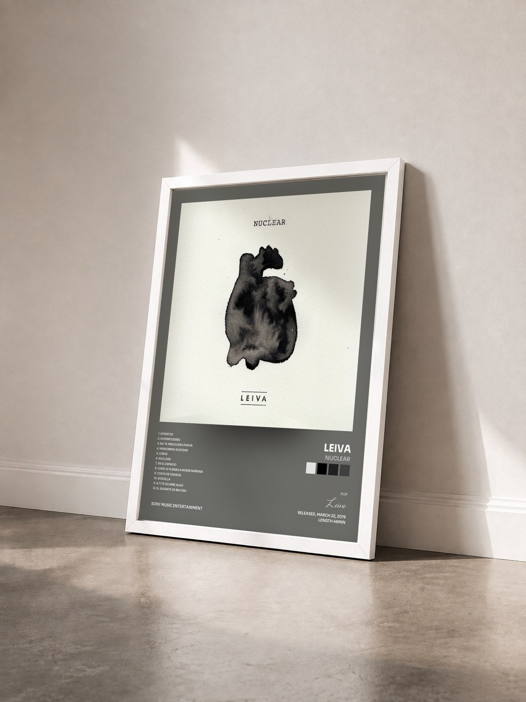 #blanc Tableau de l'album Nuclear de Leiva vu de trois quarts, cadre blanc