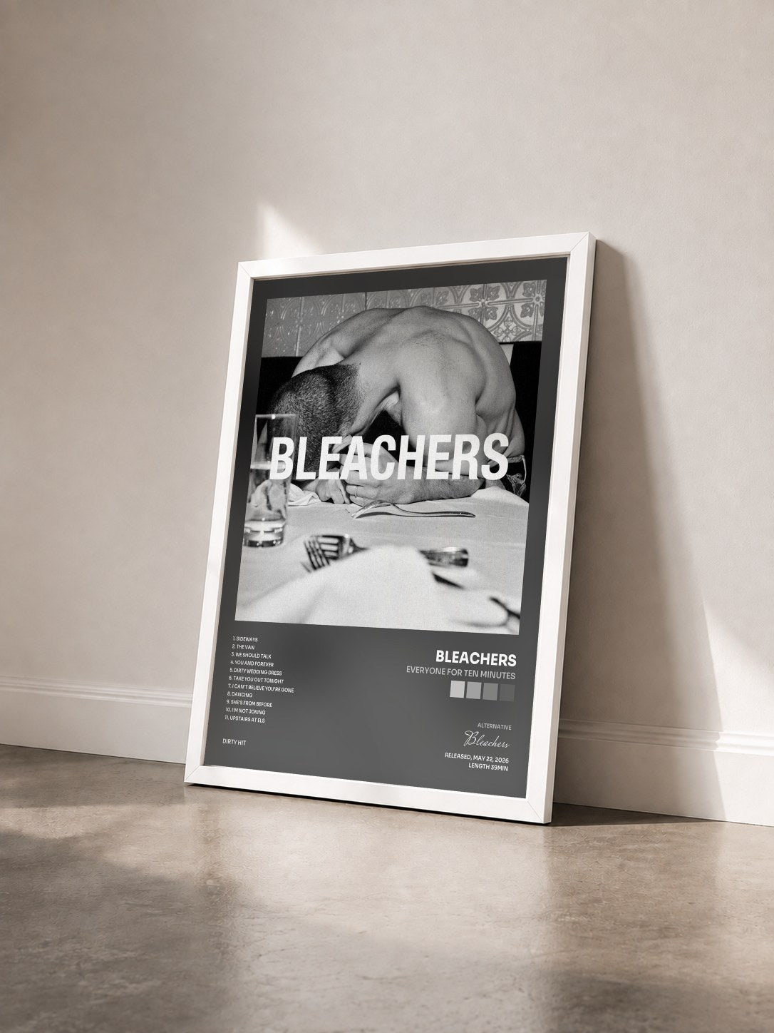 #blanc Tableau de l'album everyone for ten minutes de Bleachers vu de trois quarts, cadre blanc