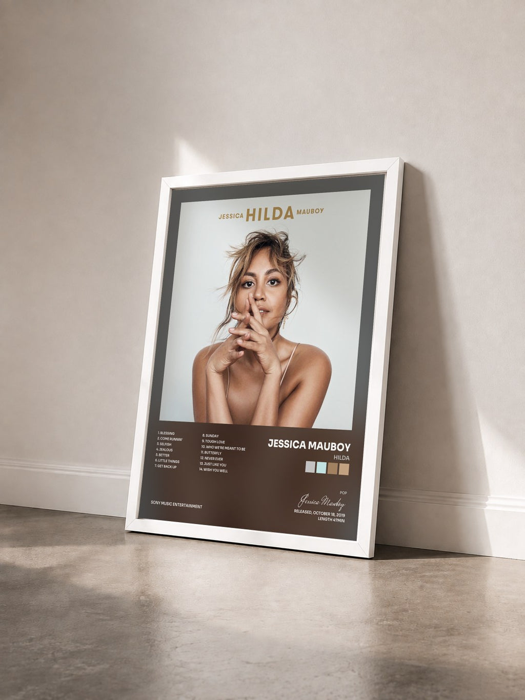 #blanc Tableau de l'album HILDA de Jessica Mauboy vu de trois quarts, cadre blanc