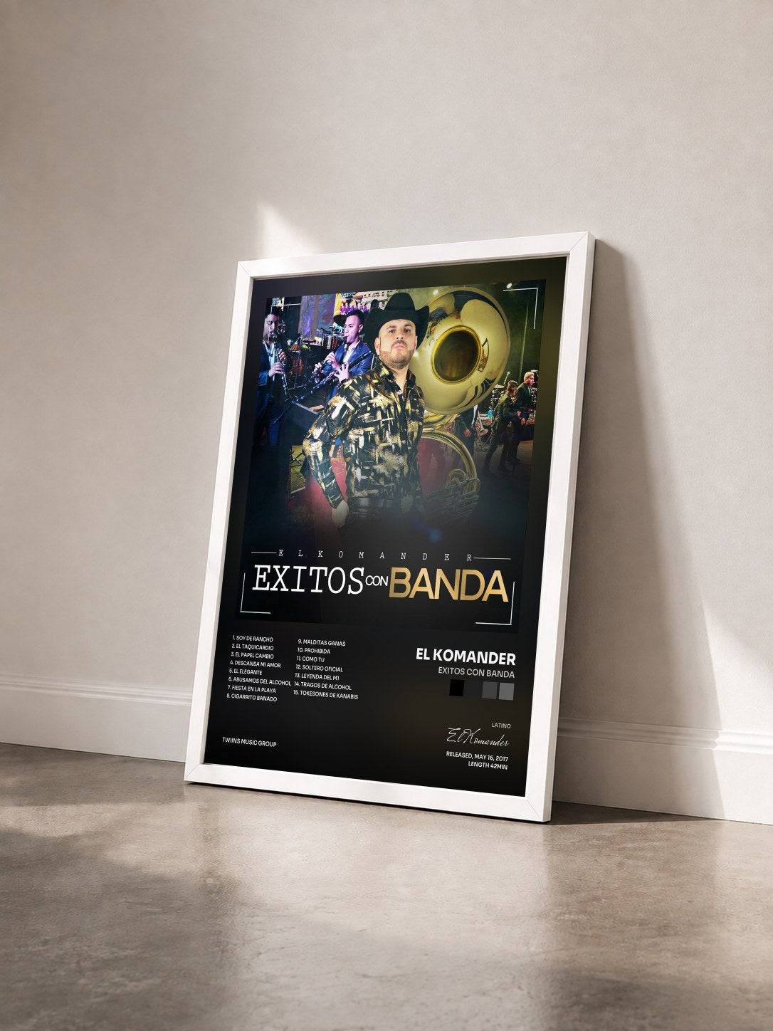 #blanc Tableau de l'album Exitos Con Banda de El Komander vu de trois quarts, cadre blanc