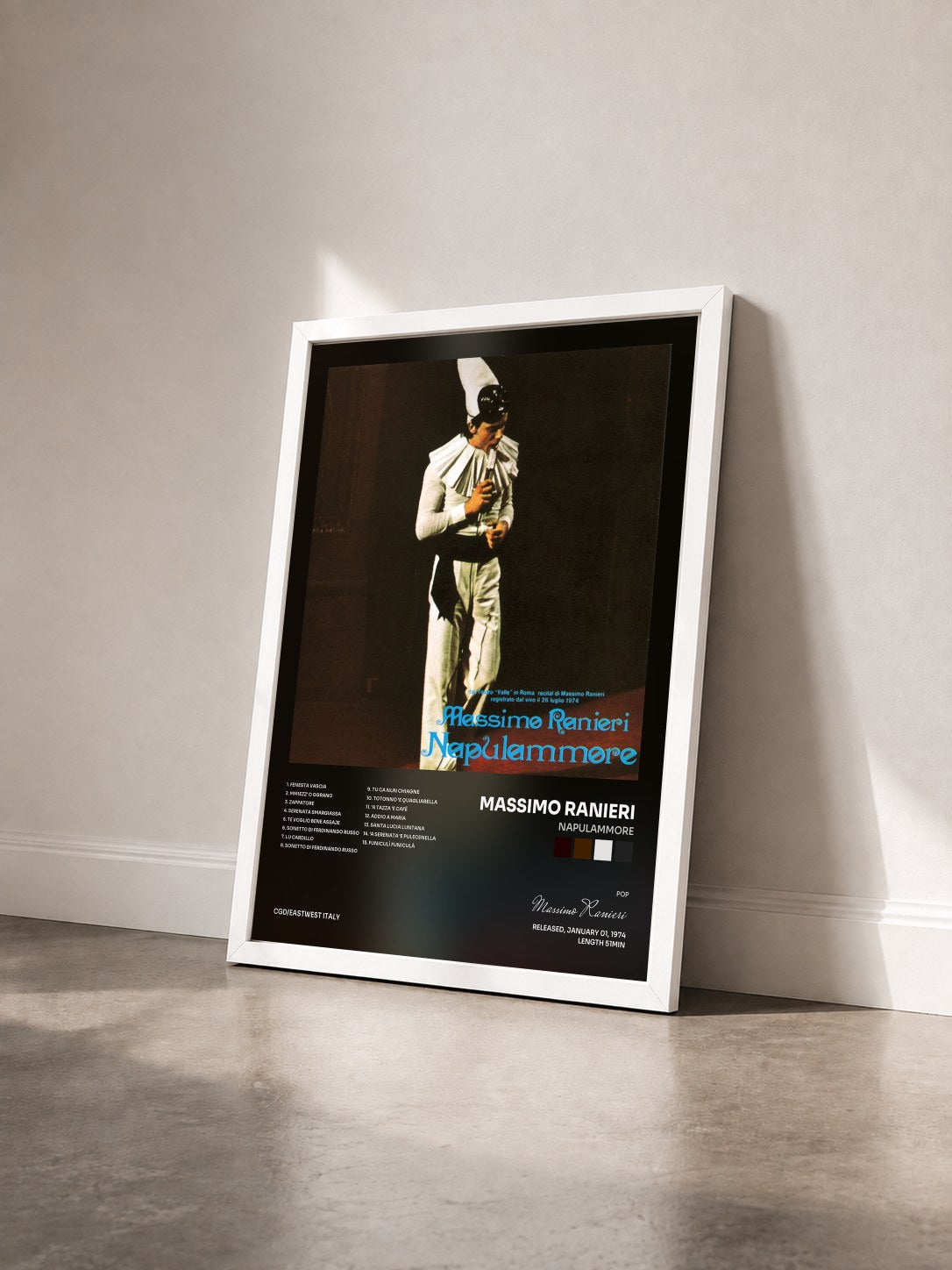 #blanc Tableau de l'album Napulammore de Massimo Ranieri vu de trois quarts, cadre blanc