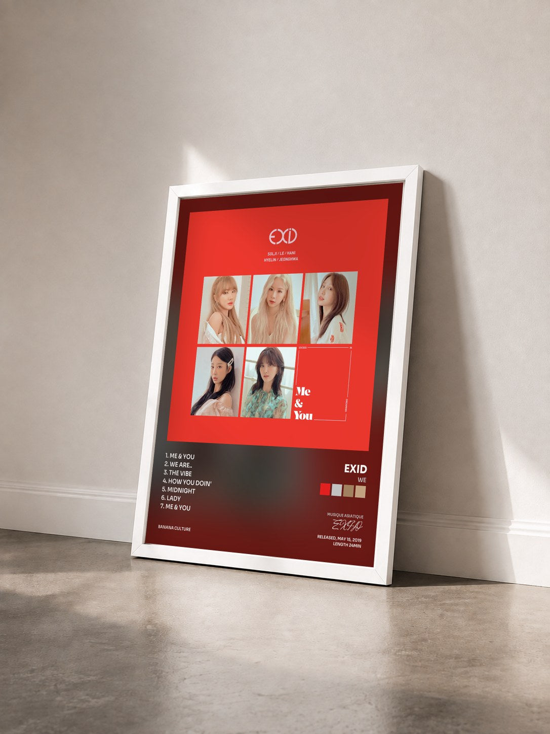 #blanc Tableau de l'album WE de EXID vu de trois quarts, cadre blanc