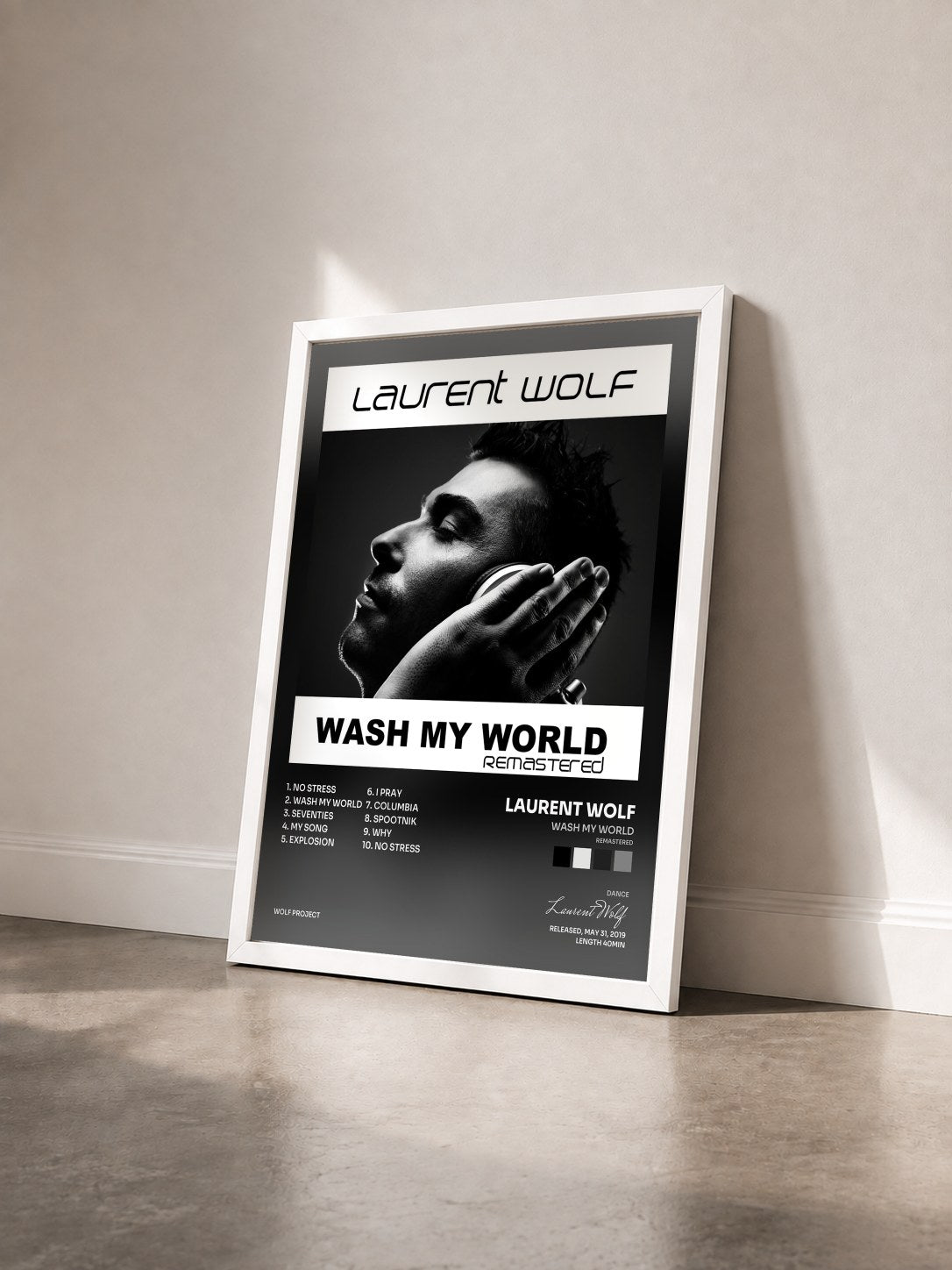 #blanc Tableau de l'album Wash My World (Remastered) de Laurent Wolf vu de trois quarts, cadre blanc