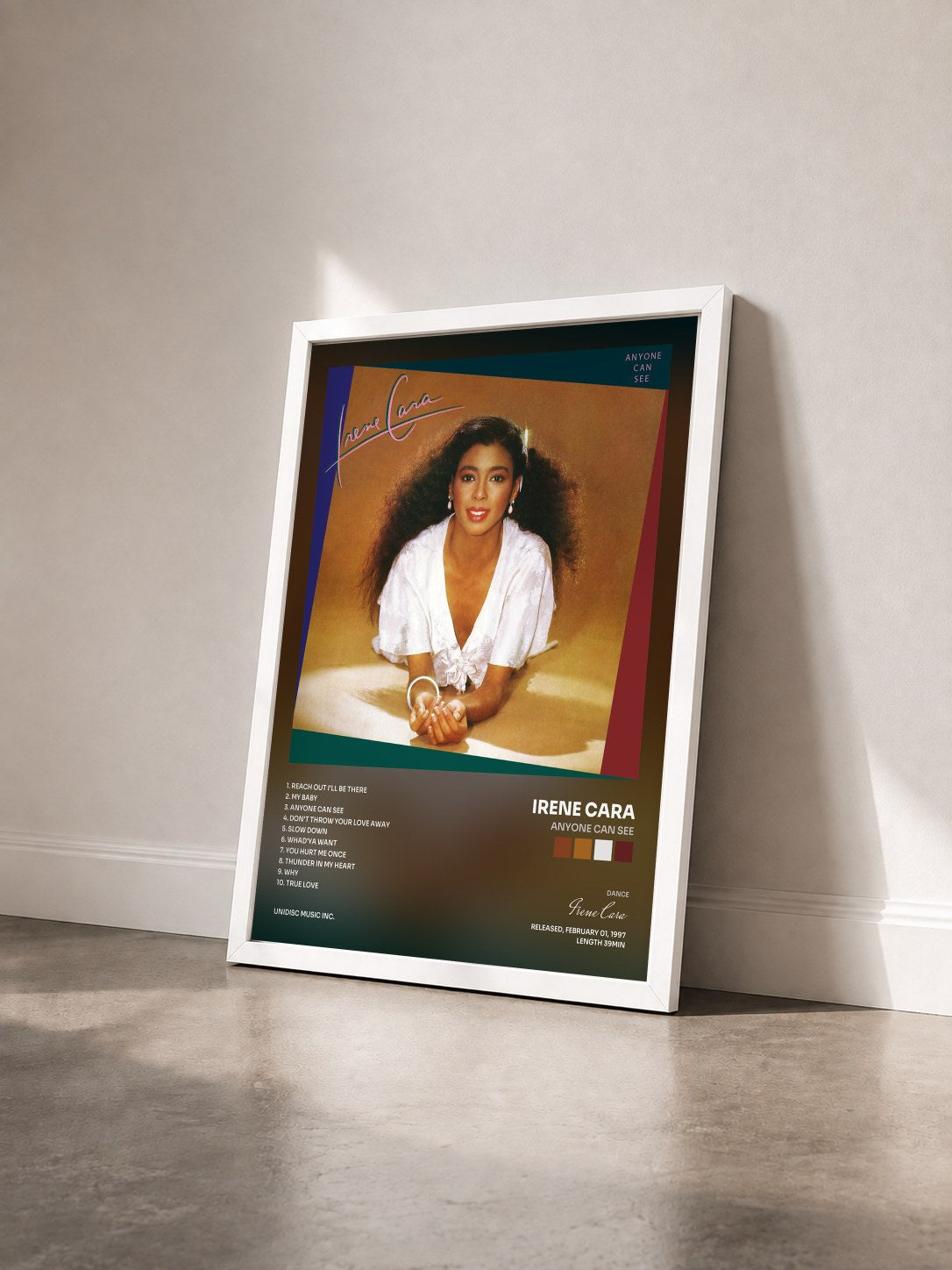 #blanc Tableau de l'album Anyone Can See de Irene Cara vu de trois quarts, cadre blanc