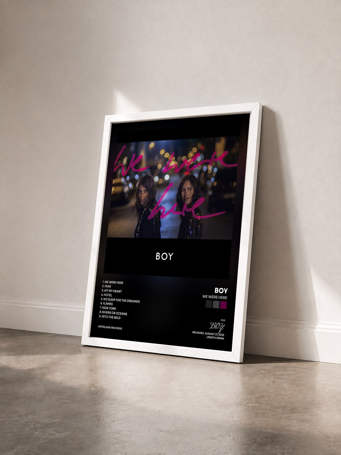 #blanc Tableau de l'album We Were Here de BOY vu de trois quarts, cadre blanc