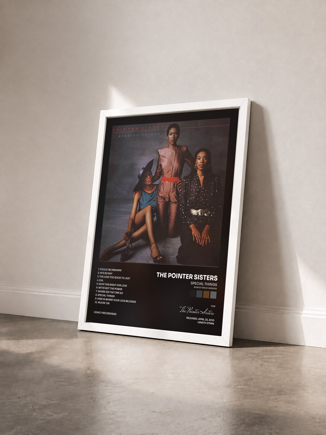#blanc Tableau de l'album Special Things (Bonus Track Version) de The Pointer Sisters vu de trois quarts, cadre blanc