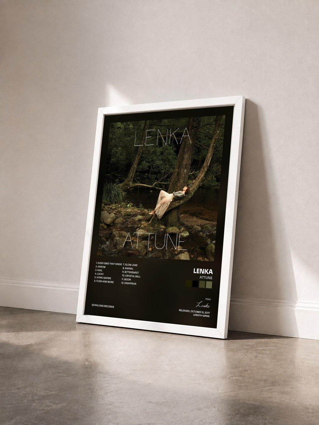 #blanc Tableau de l'album Attune de Lenka vu de trois quarts, cadre blanc