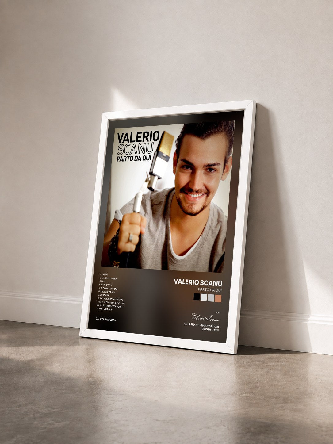 #blanc Tableau de l'album Parto Da Qui de Valerio Scanu vu de trois quarts, cadre blanc