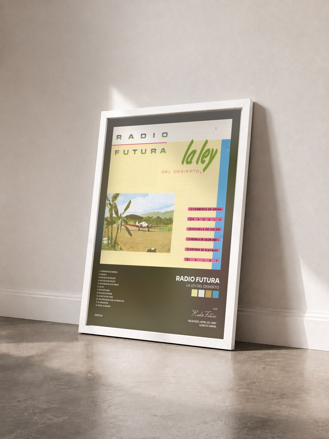 #blanc Tableau de l'album La Ley Del Desierto de Radio Futura vu de trois quarts, cadre blanc