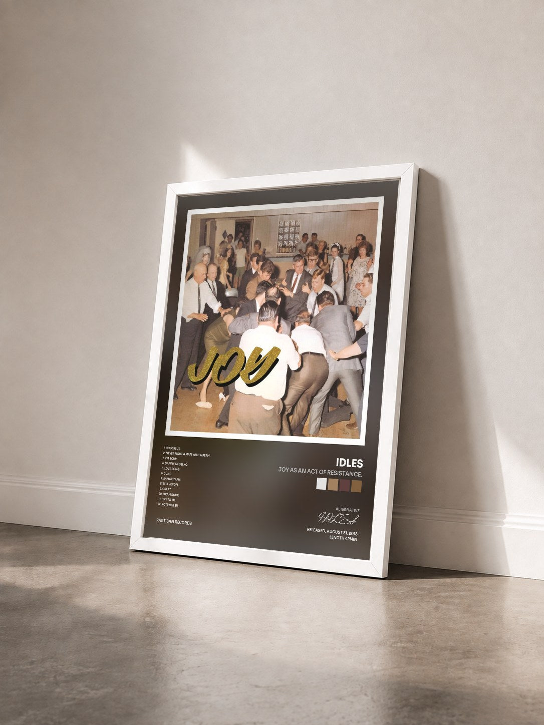 #blanc Tableau de l'album Joy as an Act of Resistance. de IDLES vu de trois quarts, cadre blanc