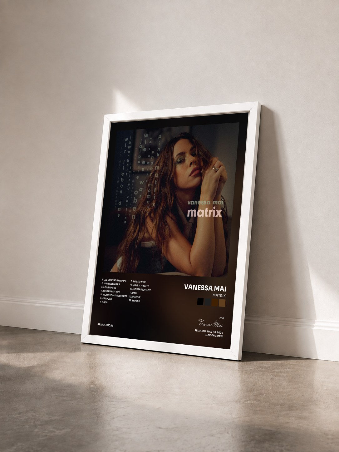 #blanc Tableau de l'album Matrix de Vanessa Mai vu de trois quarts, cadre blanc