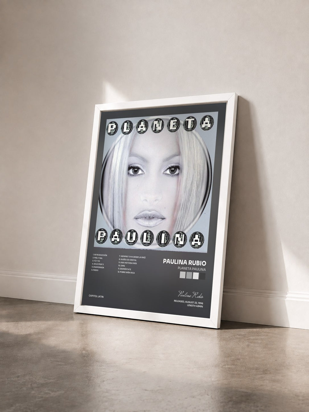 #blanc Tableau de l'album Planeta Paulina de Paulina Rubio vu de trois quarts, cadre blanc