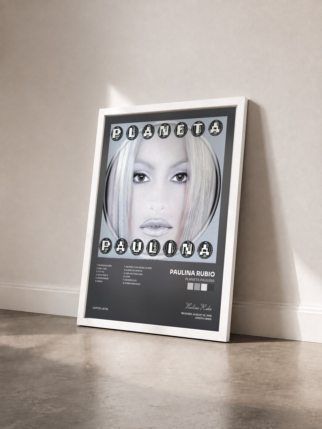 #blanc Tableau de l'album Planeta Paulina de Paulina Rubio vu de trois quarts, cadre blanc