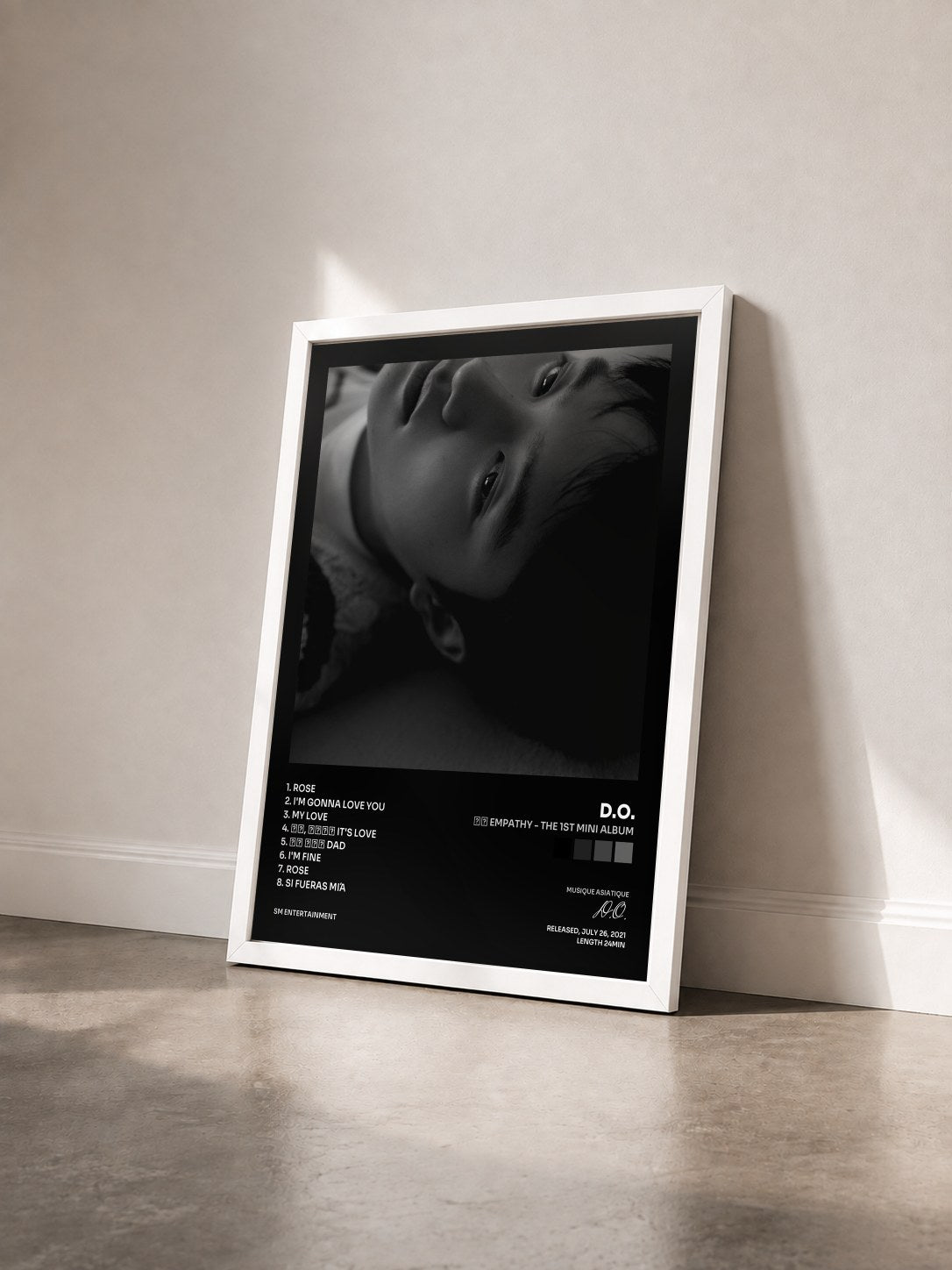 #blanc Tableau de l'album 공감 Empathy - The 1st Mini Album de D.O. vu de trois quarts, cadre blanc