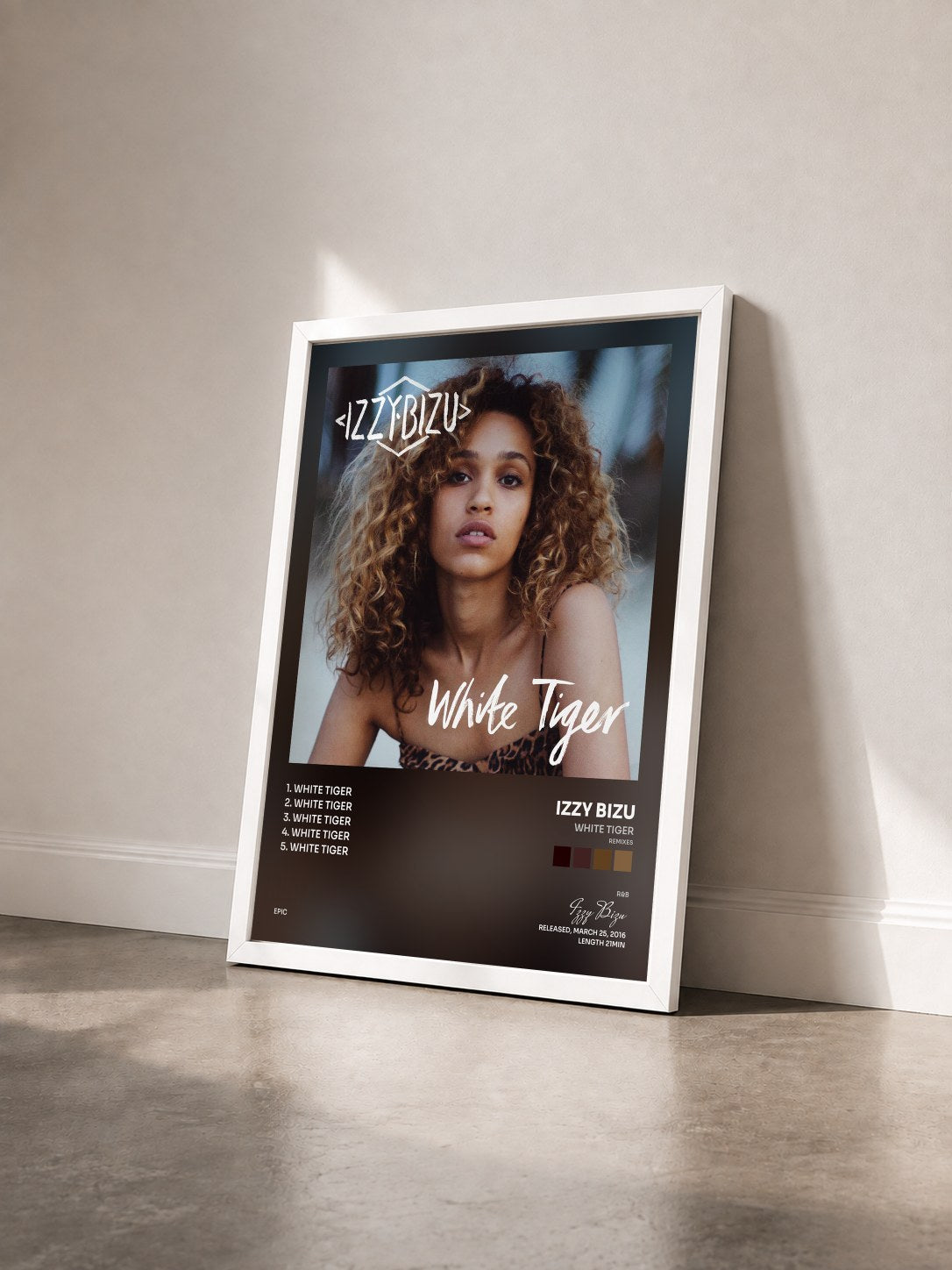 #blanc Tableau de l'album White Tiger (Remixes) de Izzy Bizu vu de trois quarts, cadre blanc