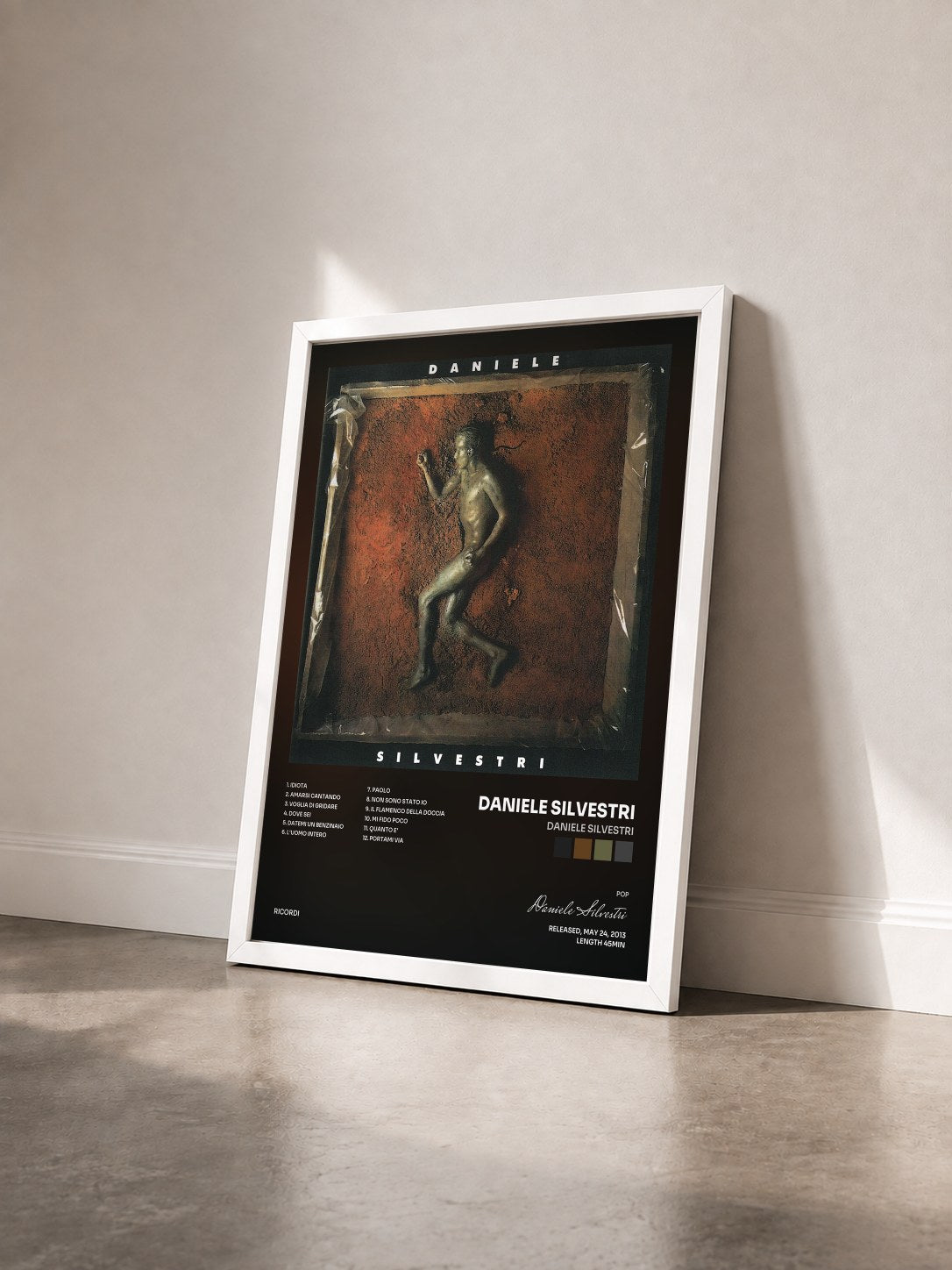 #blanc Tableau de l'album Daniele Silvestri de Daniele Silvestri vu de trois quarts, cadre blanc