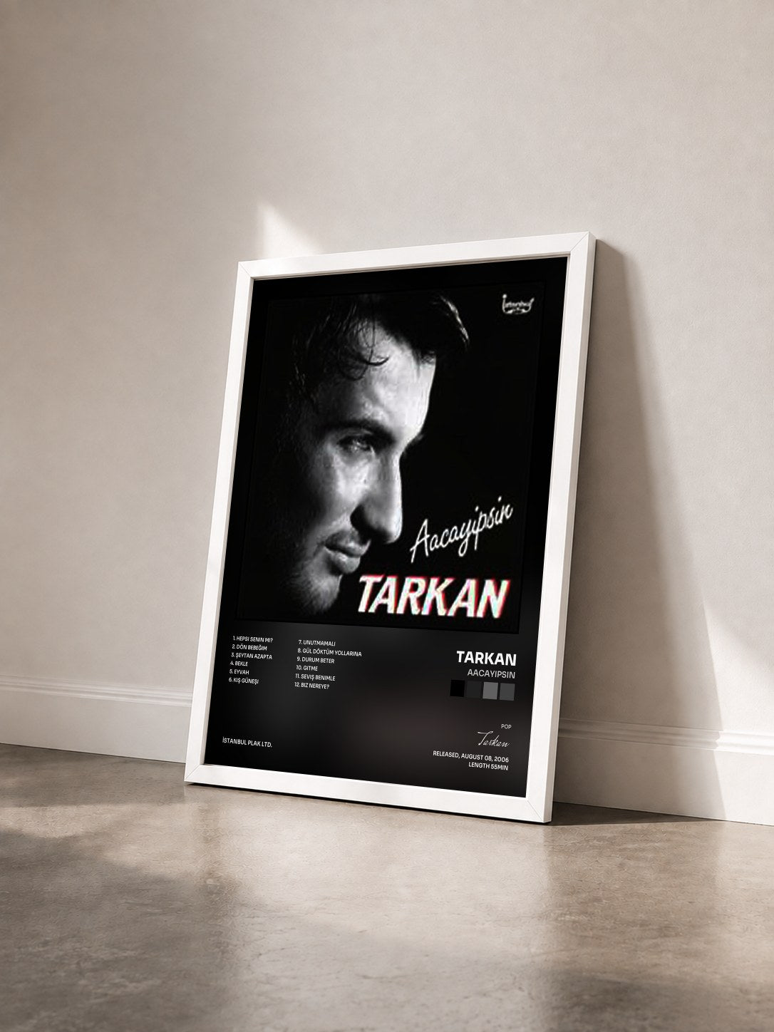 #blanc Tableau de l'album Aacayipsin de Tarkan vu de trois quarts, cadre blanc