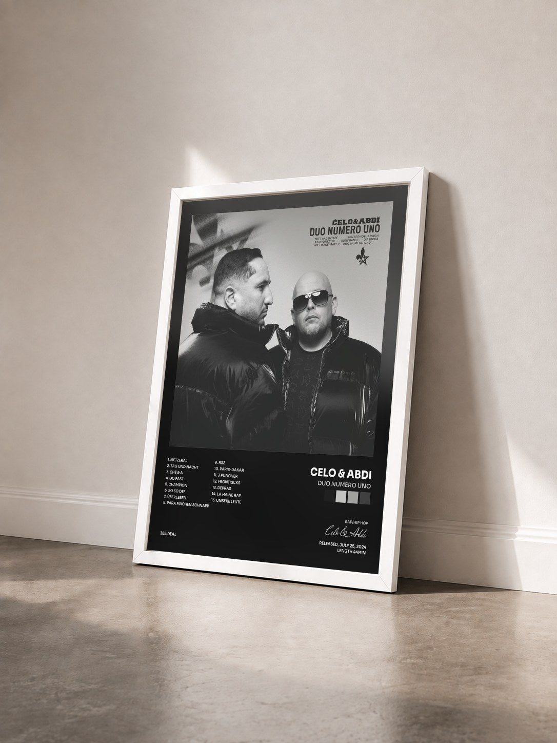 #blanc Tableau de l'album DUO NUMERO UNO de Celo & Abdi vu de trois quarts, cadre blanc