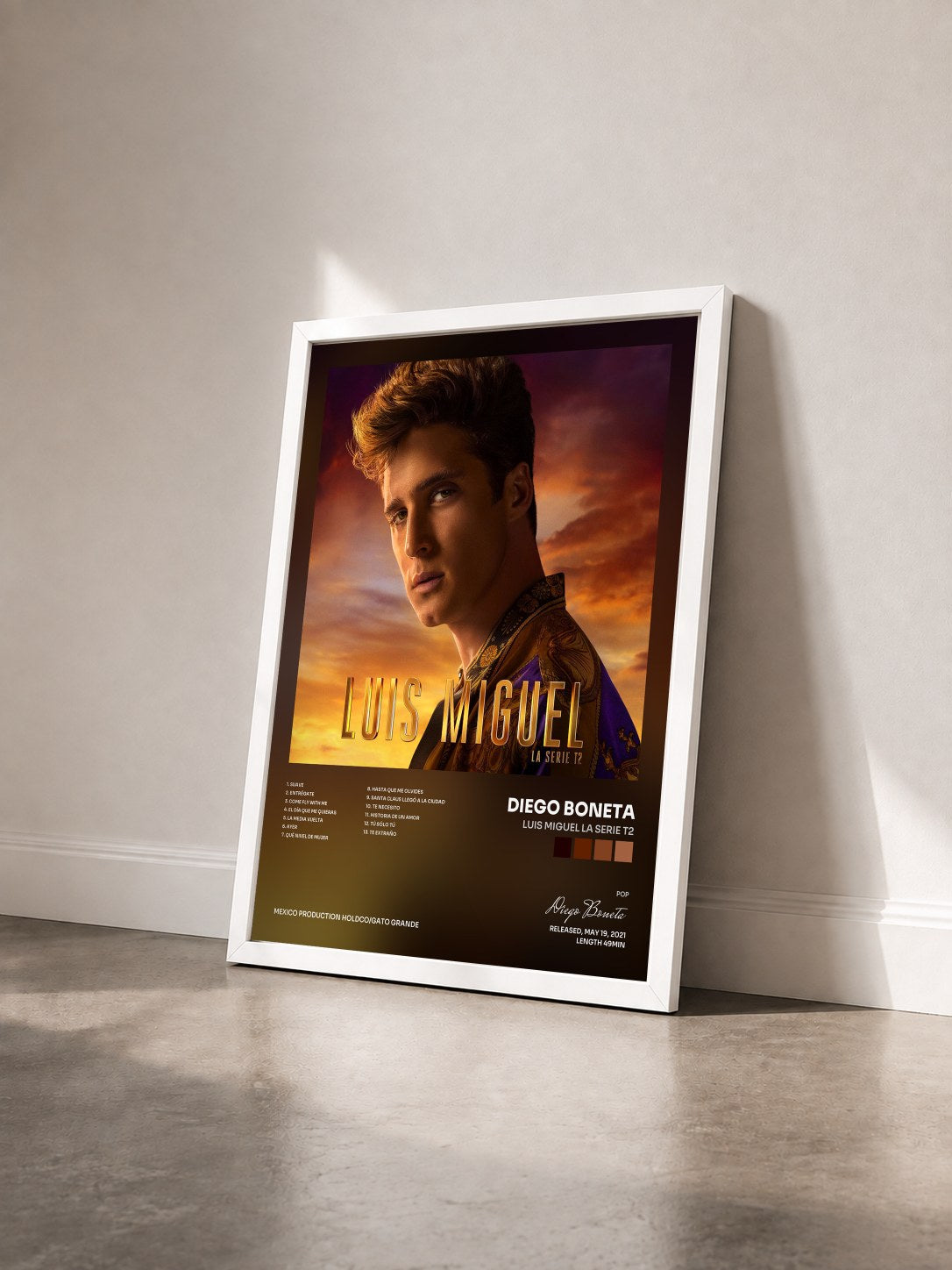 #blanc Tableau de l'album Luis Miguel La Serie T2 de Diego Boneta vu de trois quarts, cadre blanc