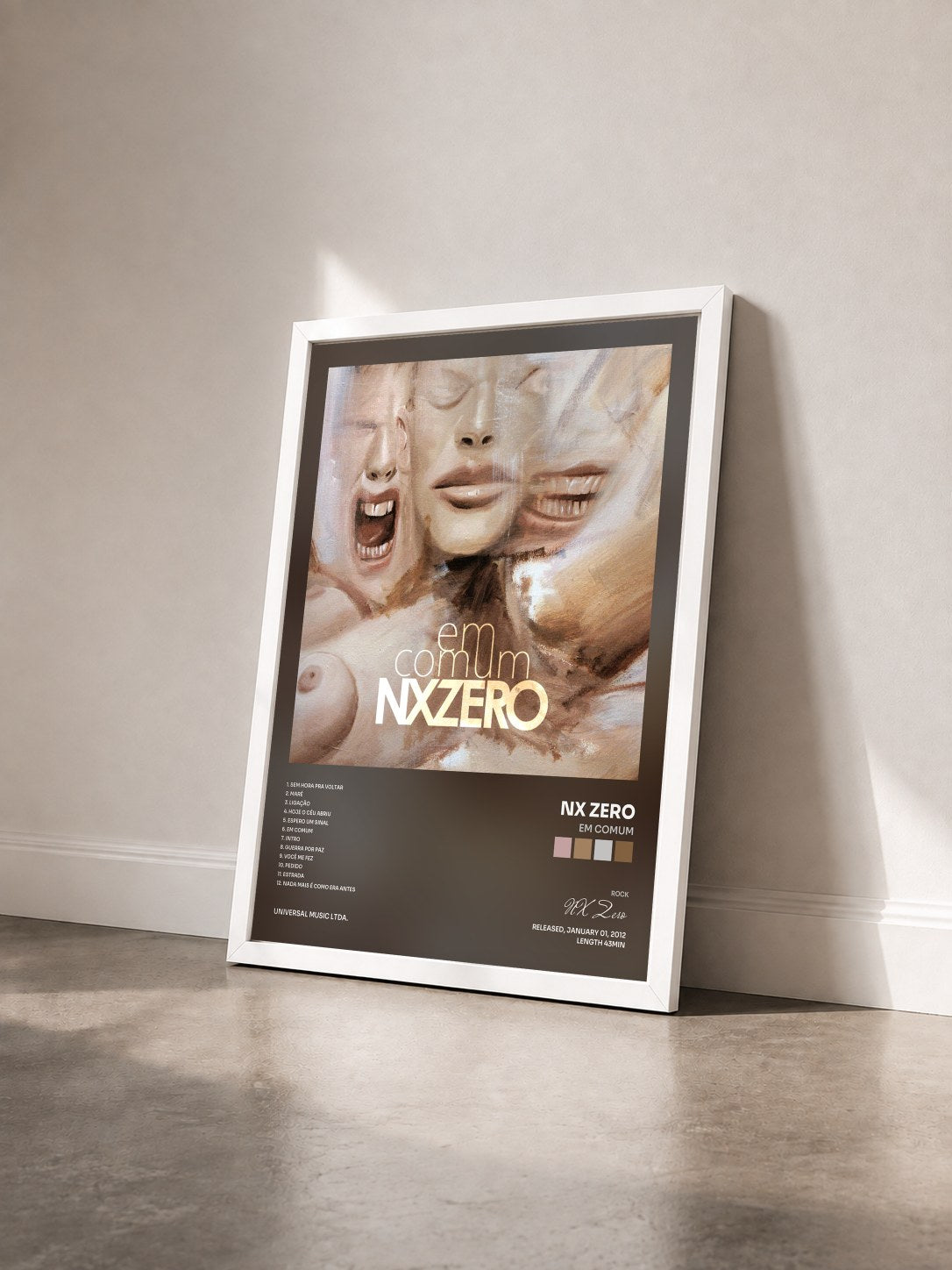 #blanc Tableau de l'album Em Comum de NX Zero vu de trois quarts, cadre blanc