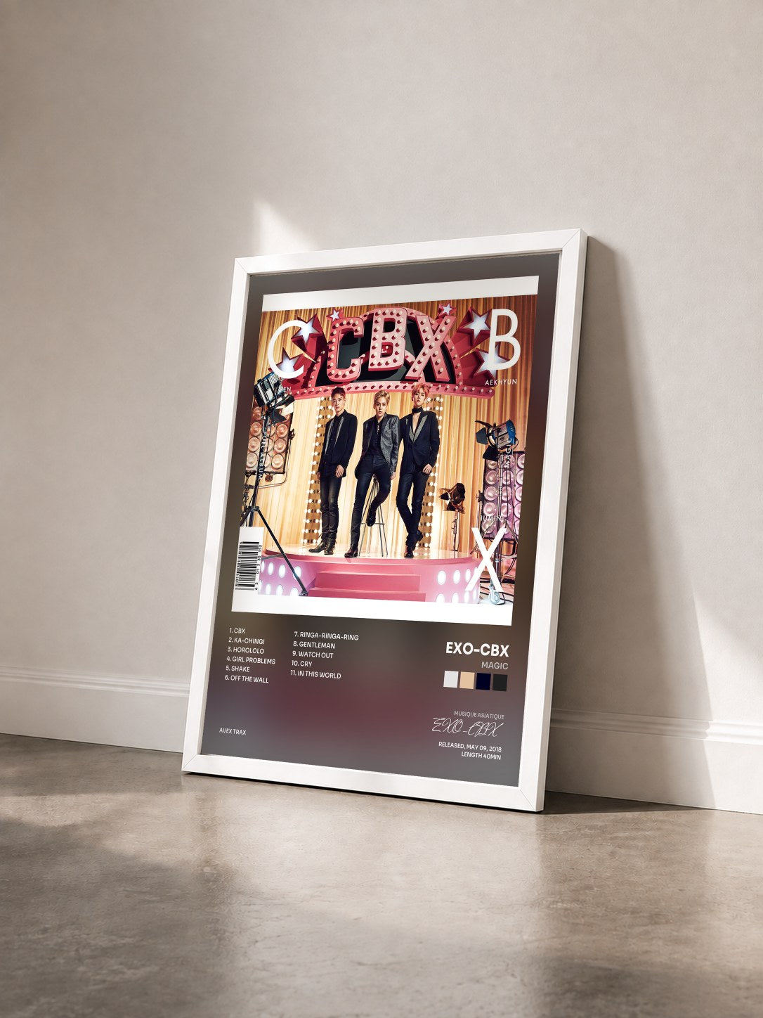 #blanc Tableau de l'album MAGIC de EXO-CBX vu de trois quarts, cadre blanc