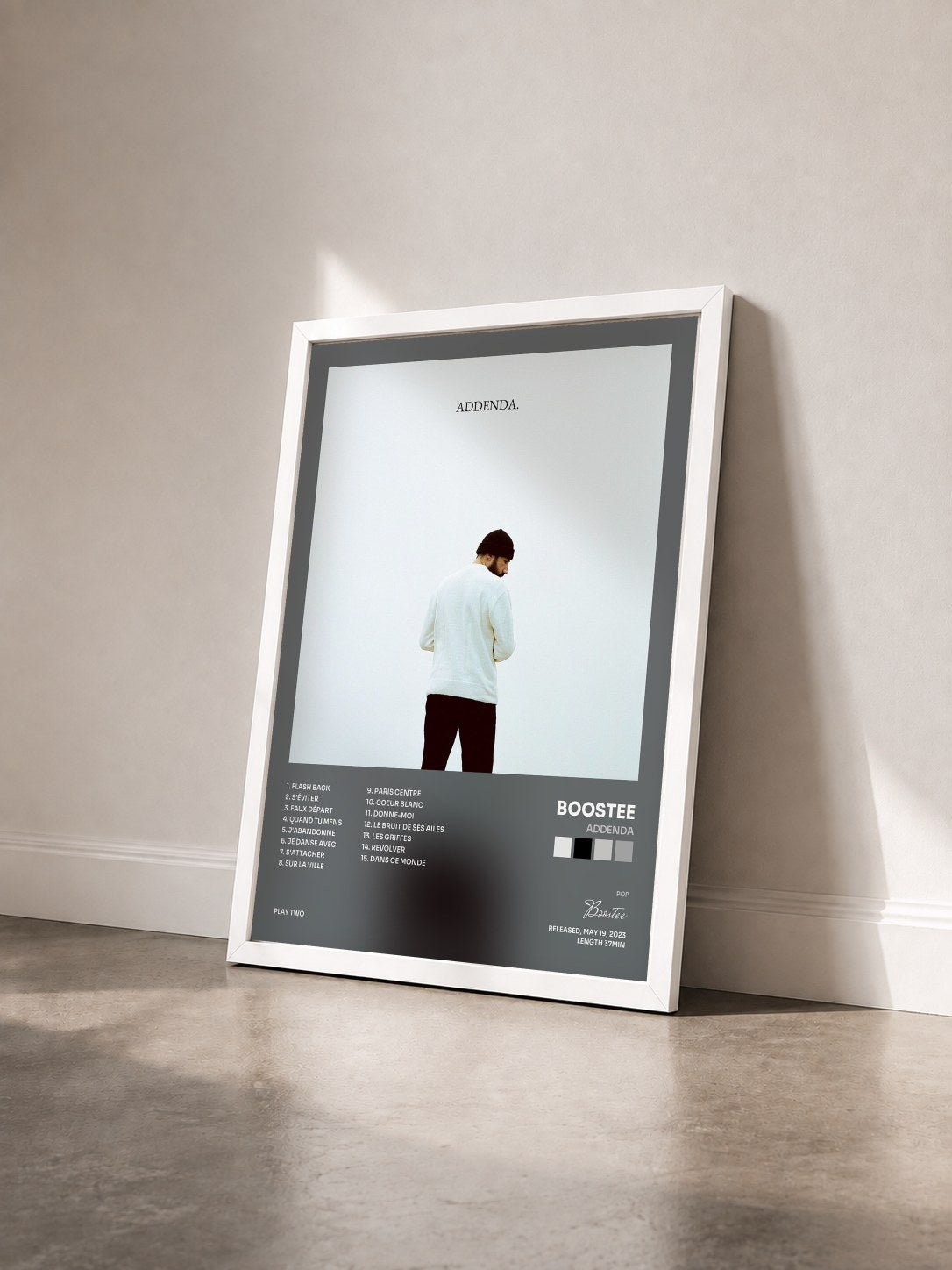 #blanc Tableau de l'album Addenda de Boostee vu de trois quarts, cadre blanc