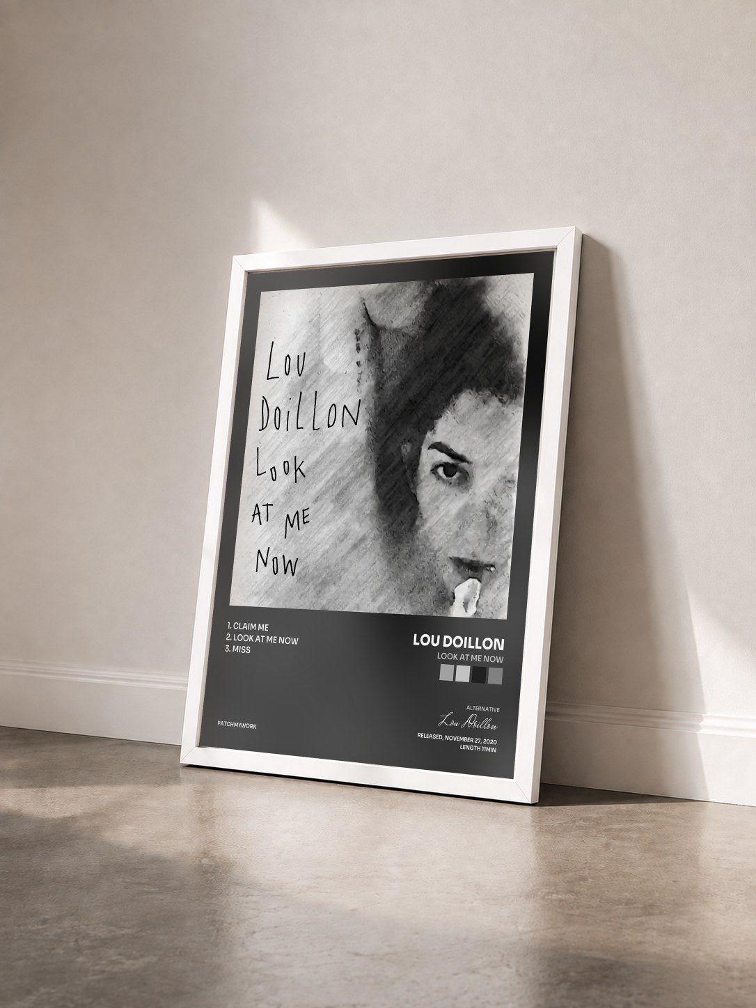 #blanc Tableau de l'album Look at Me Now de Lou Doillon vu de trois quarts, cadre blanc